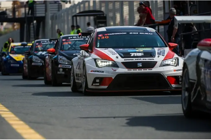 touring cars lined up 800pix