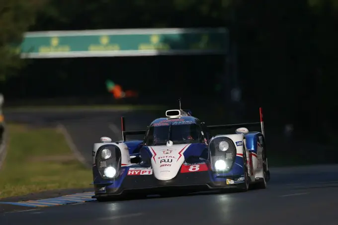 toyota ts040 hybrid warm up le mans 2
