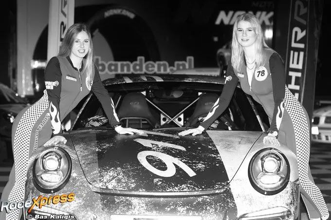 twee babes bij een porsche 911 rx 680 zwart wit