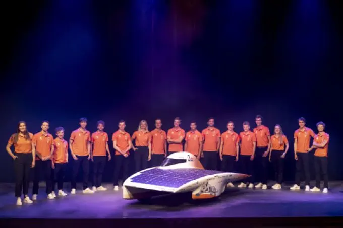 vattenfall solar team presenteert ypicasso onder de zonnewagensy nuna11