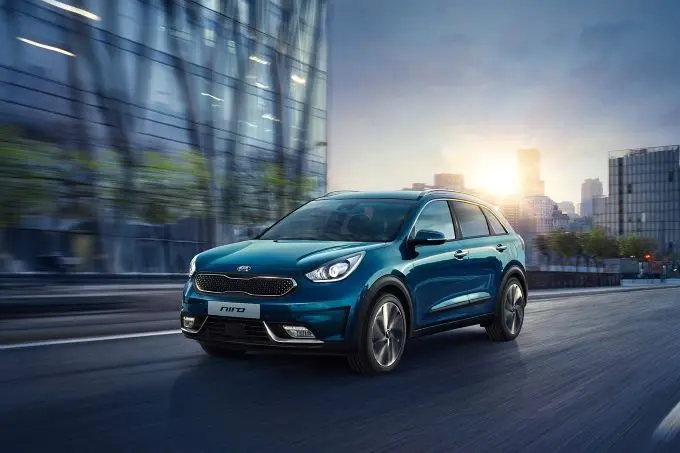 vernieuwde kia niro hybrid en niro plug in hybrid debuteren op autosalon van genyve