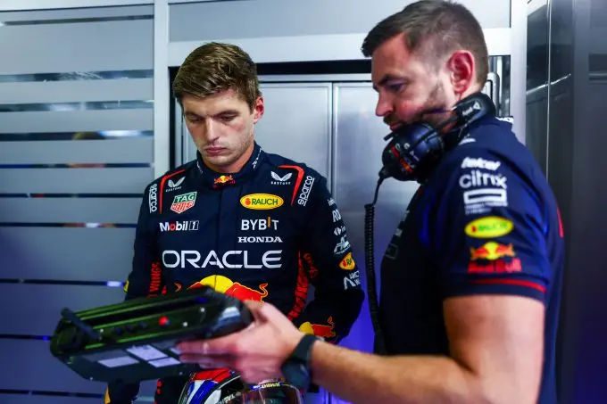 verstappen met engineer 2
