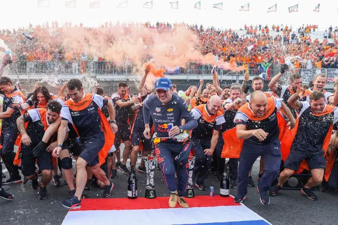 verstappen red bull juichcape 1