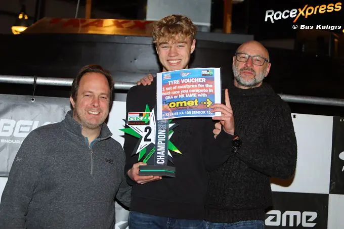 vice kampioen twan kuurman met teambaas en vader monteur blij met podium