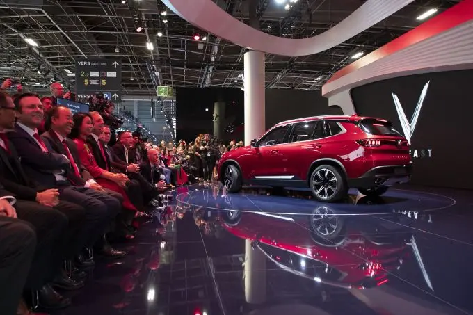 wereldwijd publiek enthousiast over indrukwekkende onthulling van eerste twee autos van vinfast in parijs