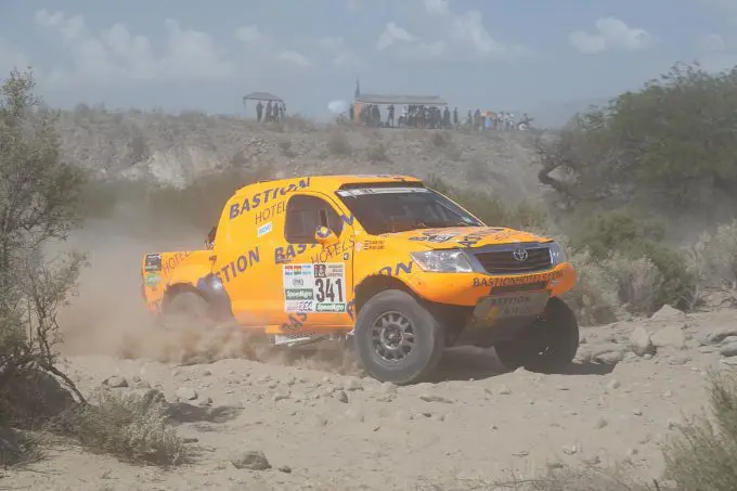 willems vanpelt toyota hilux rh170104 445 1