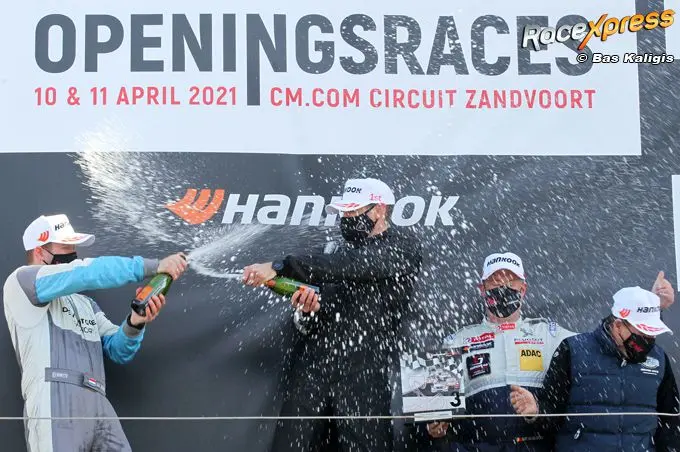 winnaar mark jobst uit zandvoort midden viert dubbelzege met champagne gevecht