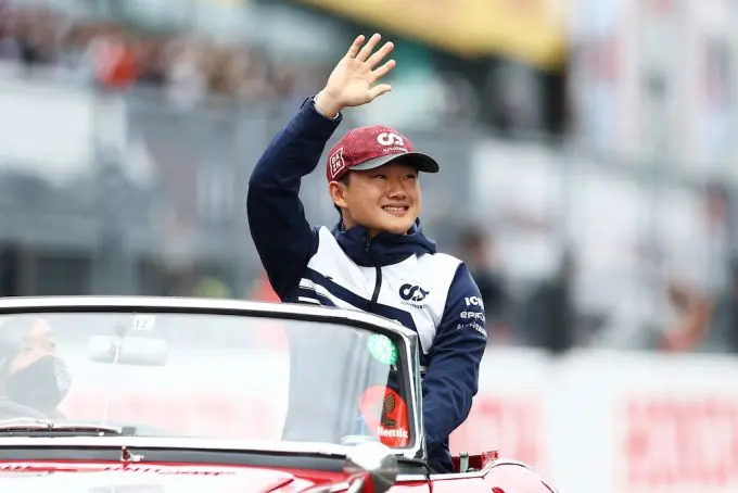 yuki zwaait naar fansjpgg