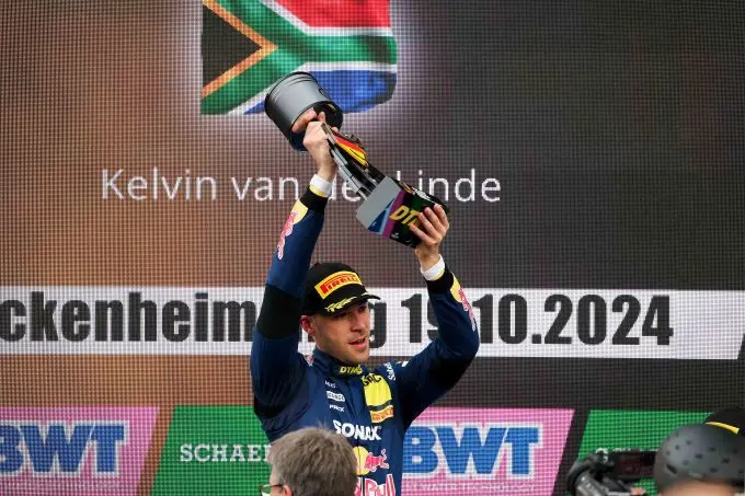 za 1 kelvin van der linde winnaar podium 241019 dtm 2