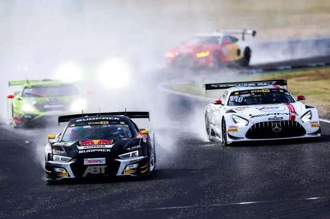 za kelvin van der linde winnaar van regenrace 240525 dtm 2140 de 1