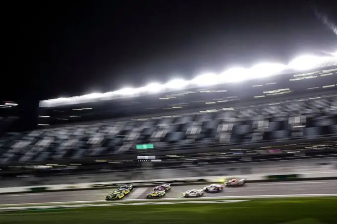 zo24h daytona nacht 50598015 2059188180826090 2722130695743864832 n