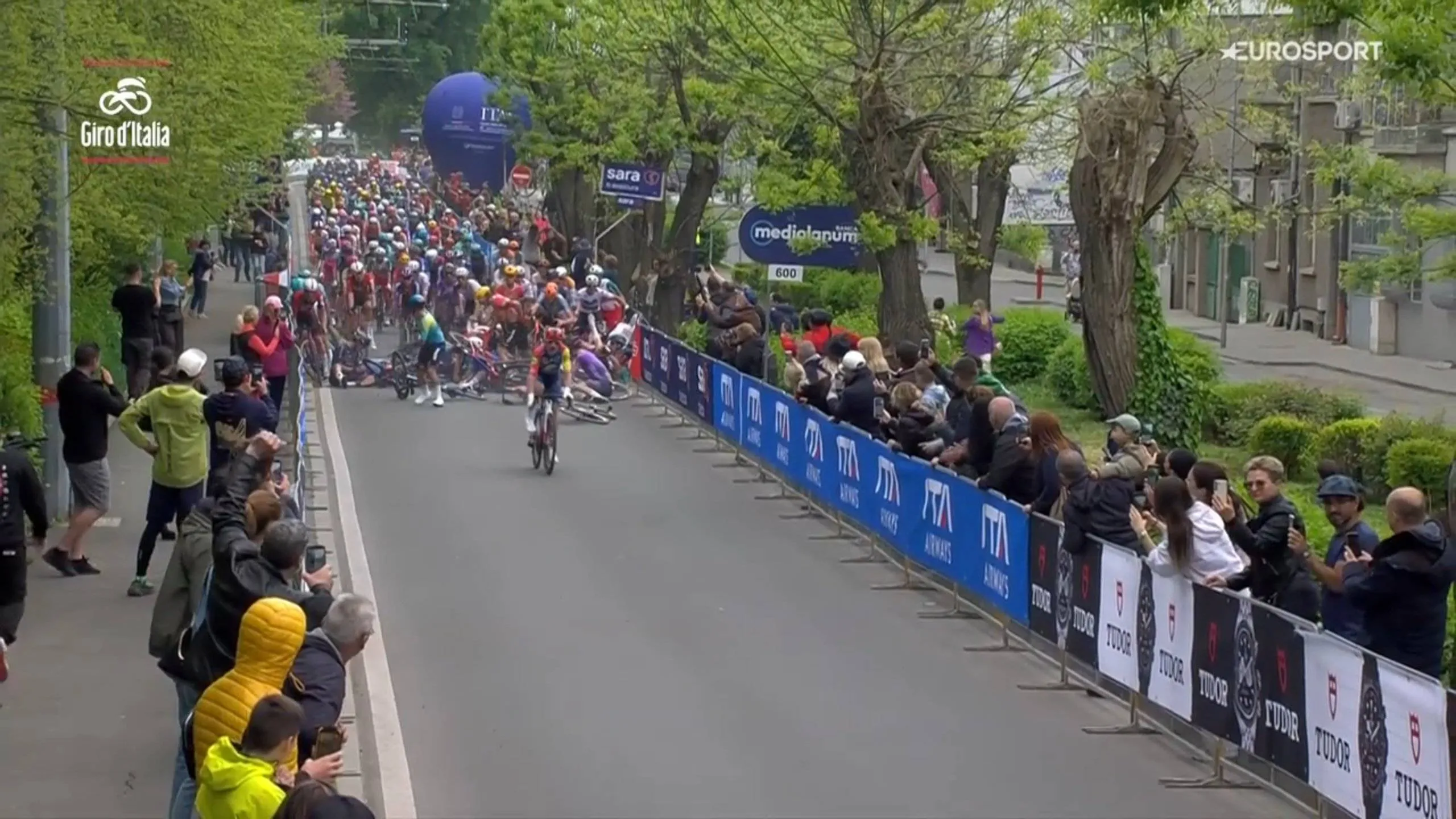 Ein massiver Sturz 600 Meter vor dem Ziel beeinflusste den Ausgang des Rennens entscheidend.
