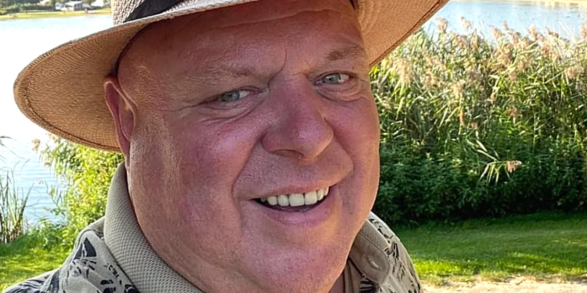 peter gillis is verhuisd naar zijn moordvilla het moment is daar