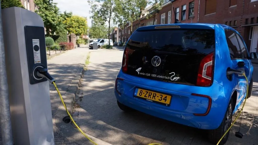 1182 auto aan laadpaal