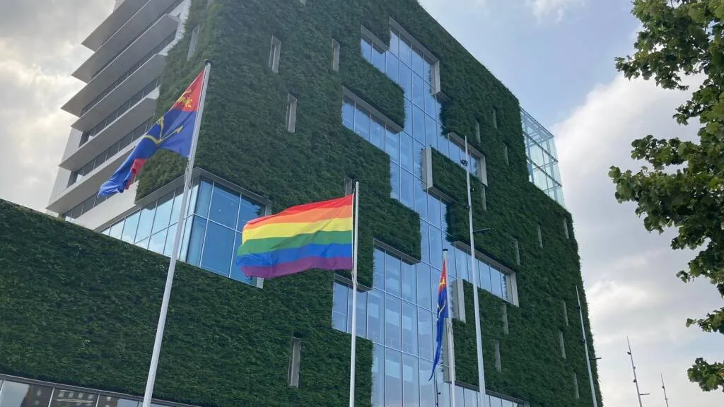 1289 regenboogvlag stadskantoor