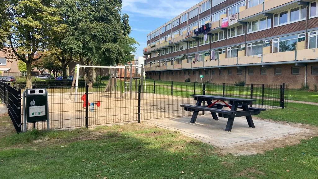 1421 nieuw hekwerk en looppad azaleastraat