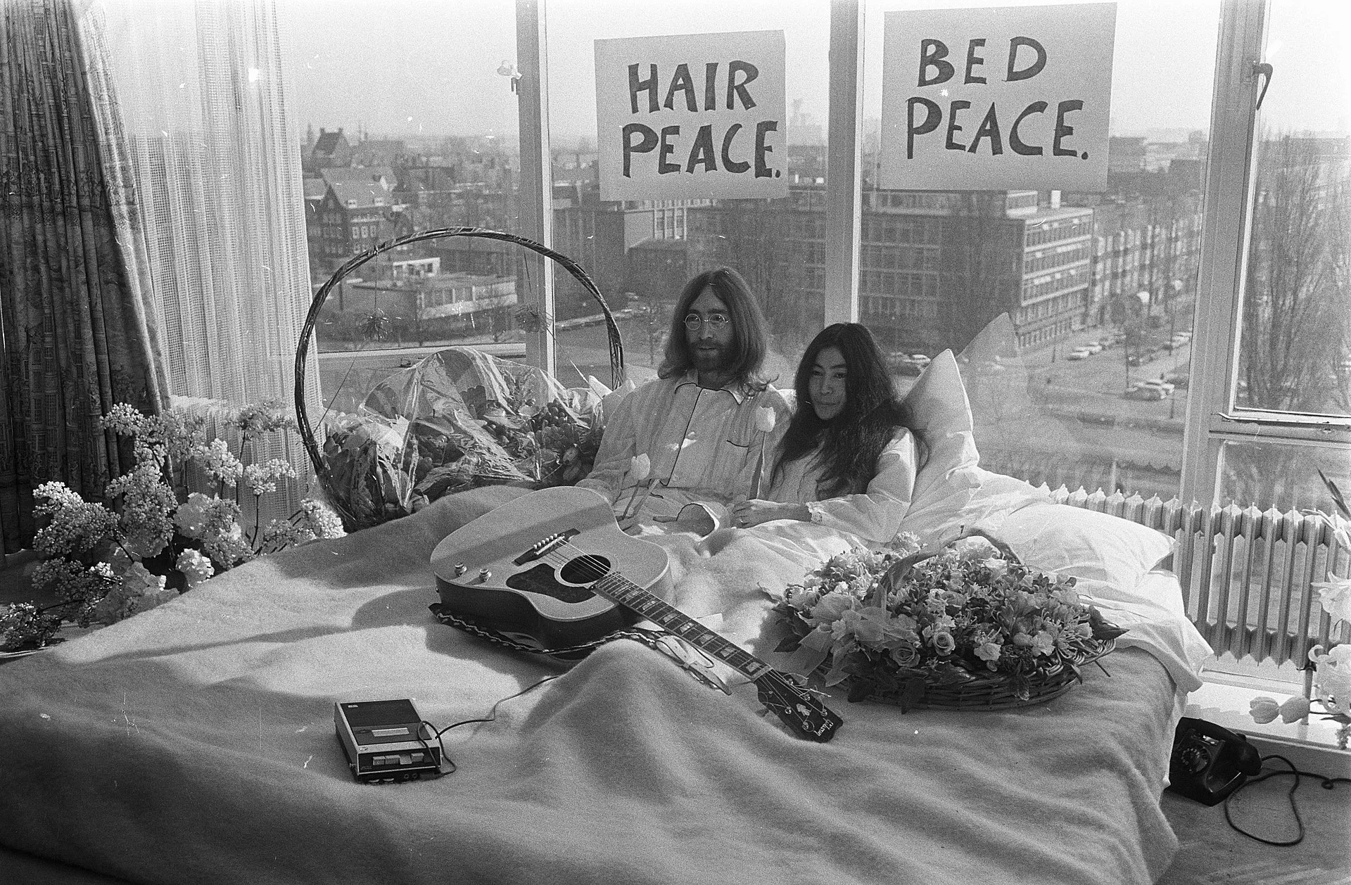 1920px john lennon en zijn echtgenote yoko ono op huwelijksreis in amsterdam john lenn bestanddeelnr 922 2302