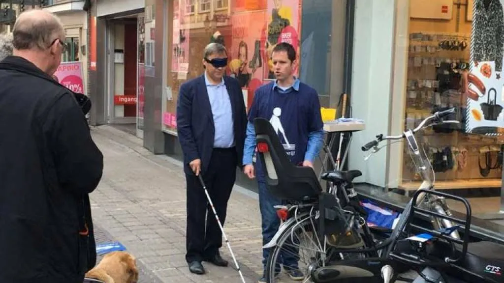 339 hou de lijn vrij blindegeleidestroken
