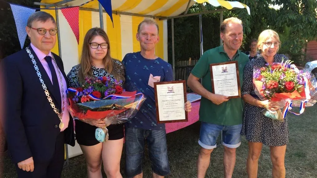589 waarderingsonderscheiding twee broers belfled