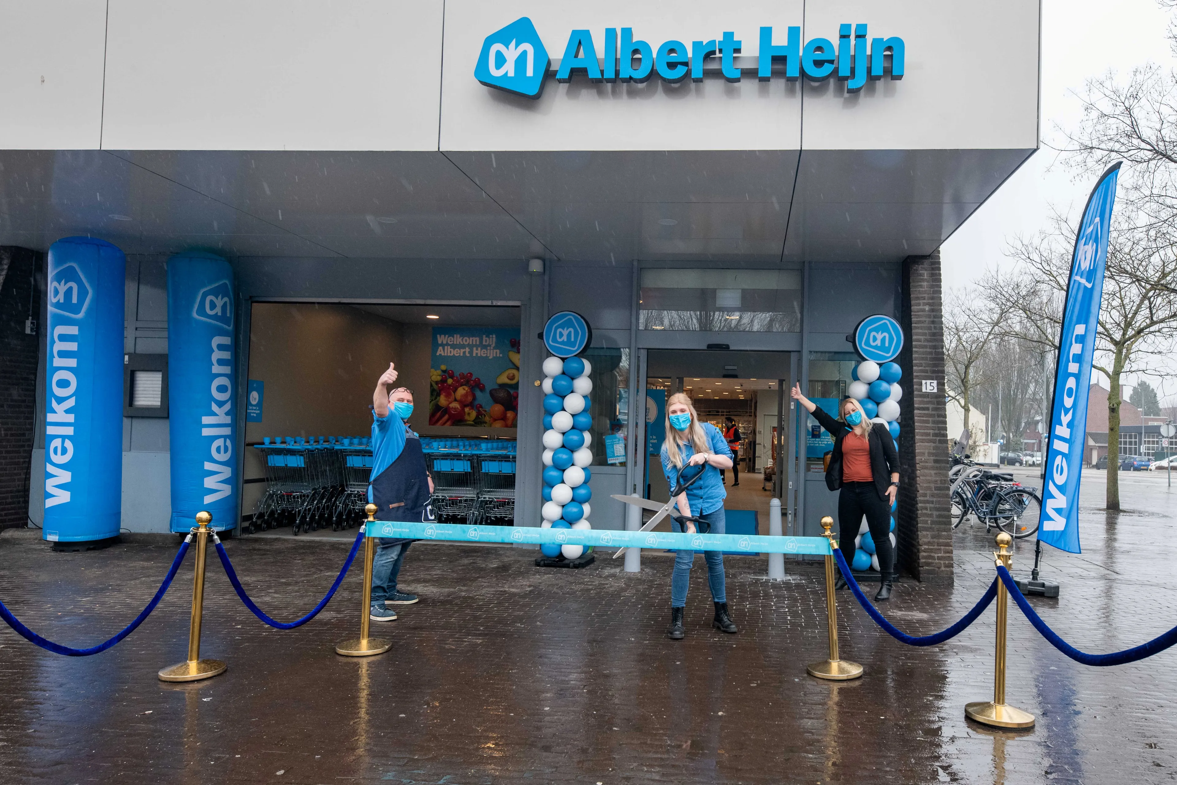 albert heijn maagdenberg is weer open vlnr john schell vera seroo nancy ploeger op het veld foto albert heijn nicole ermen