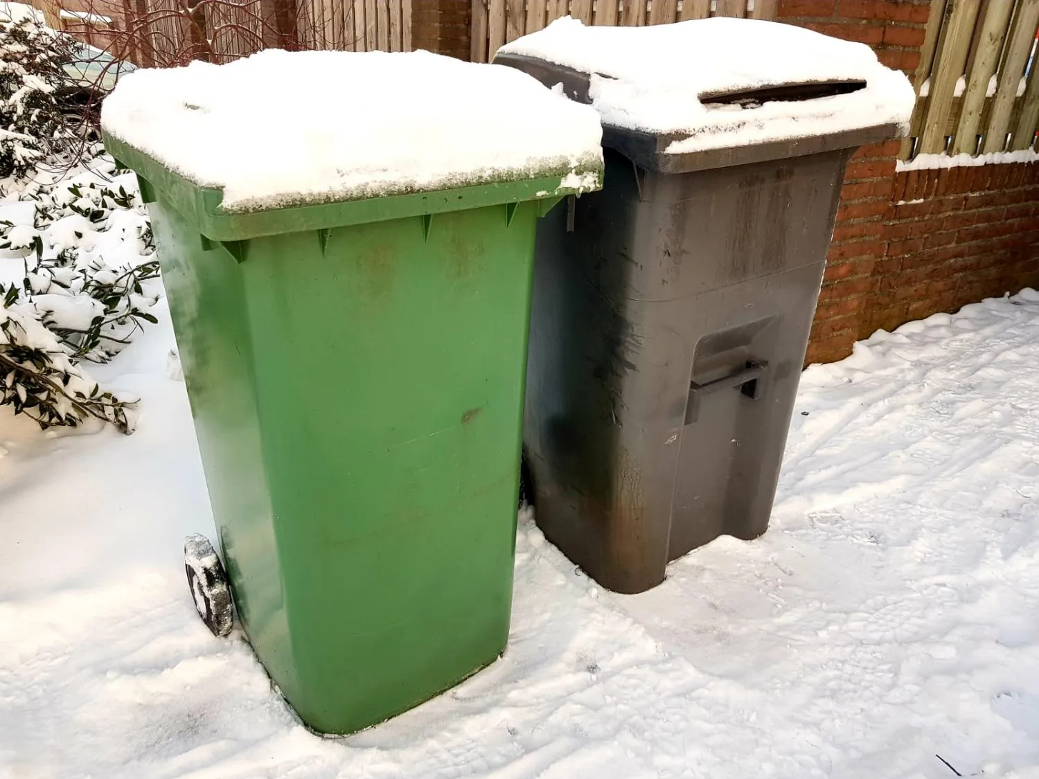 containers afval in sneeuw