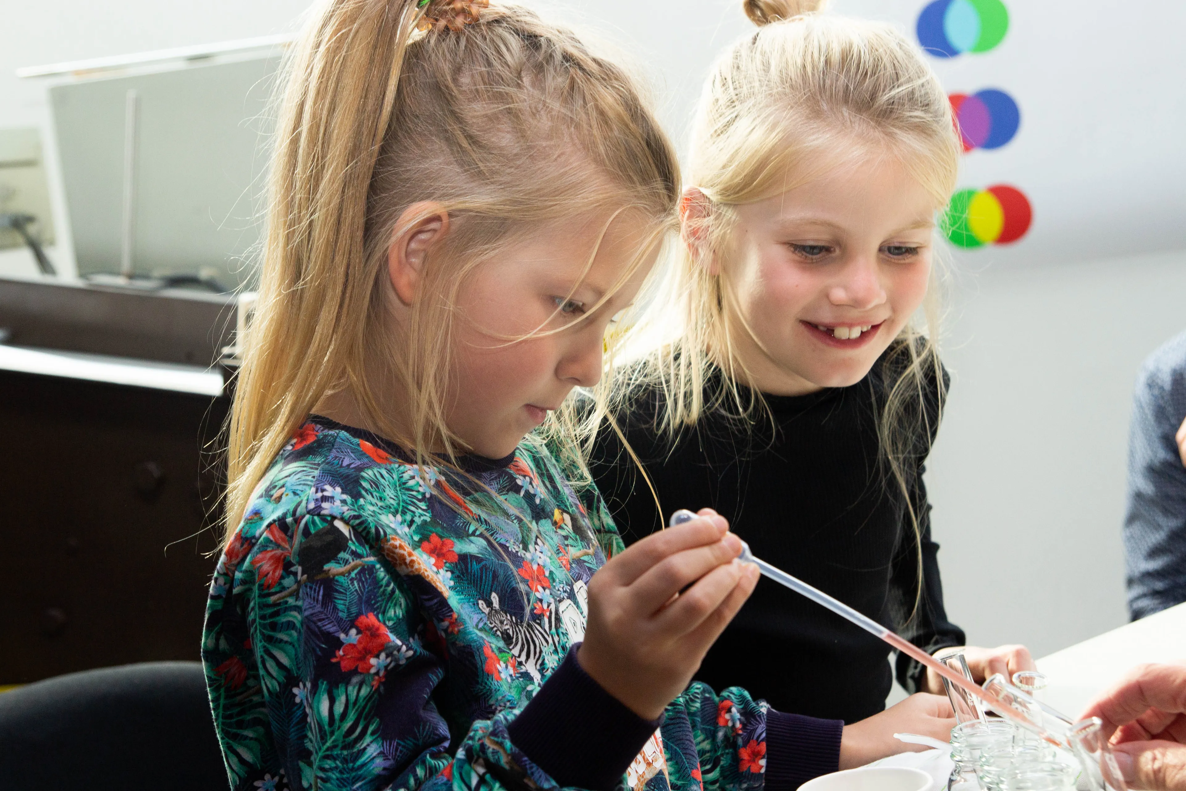 experimenteren met kleur in het ocei museum foto bart heesen