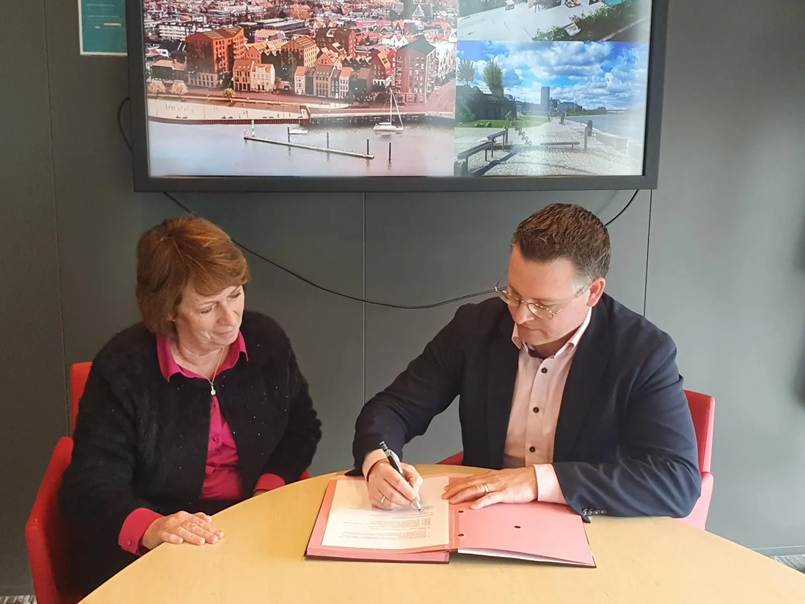 foto ondertekening samenwerking waterschap gemeente