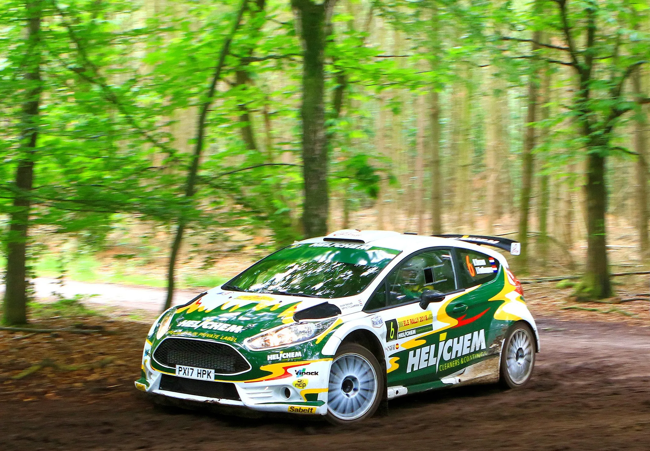henk vossen in zijn ford fieta r5