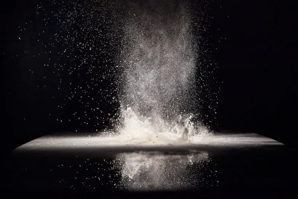 het losse meel ligt op de zwarte achtergrond 1304 3388