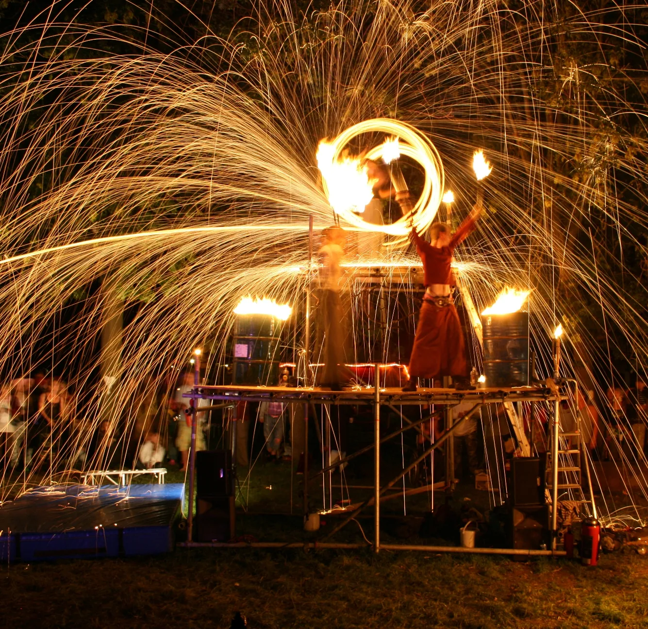 kasteeltuinenarcen theaterfestivalcirquedelalune acteyeburn