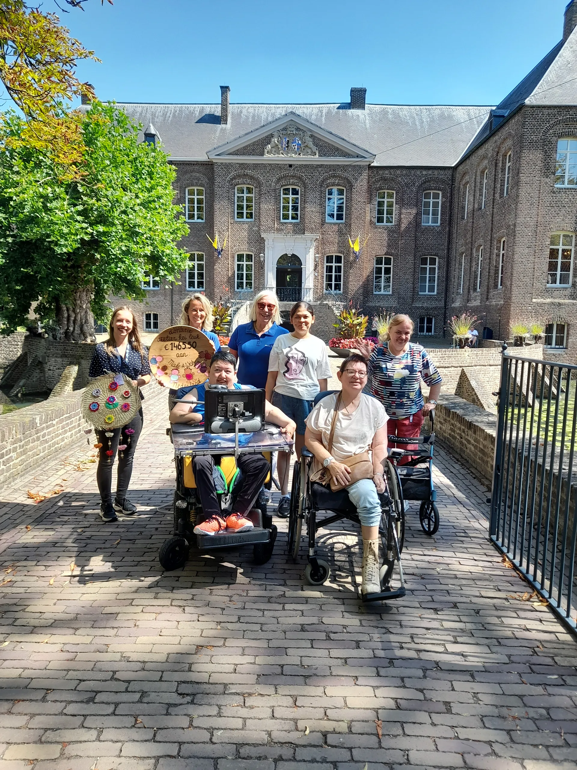 kei leuk overhandigt bedrag aan maw