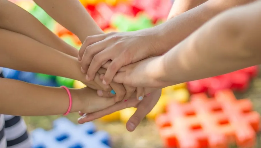 kleur vriendschap kinderen 915x518 1