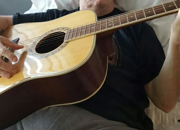 man met gitaar 18697994 1382701785130180 7075295376300020055 n