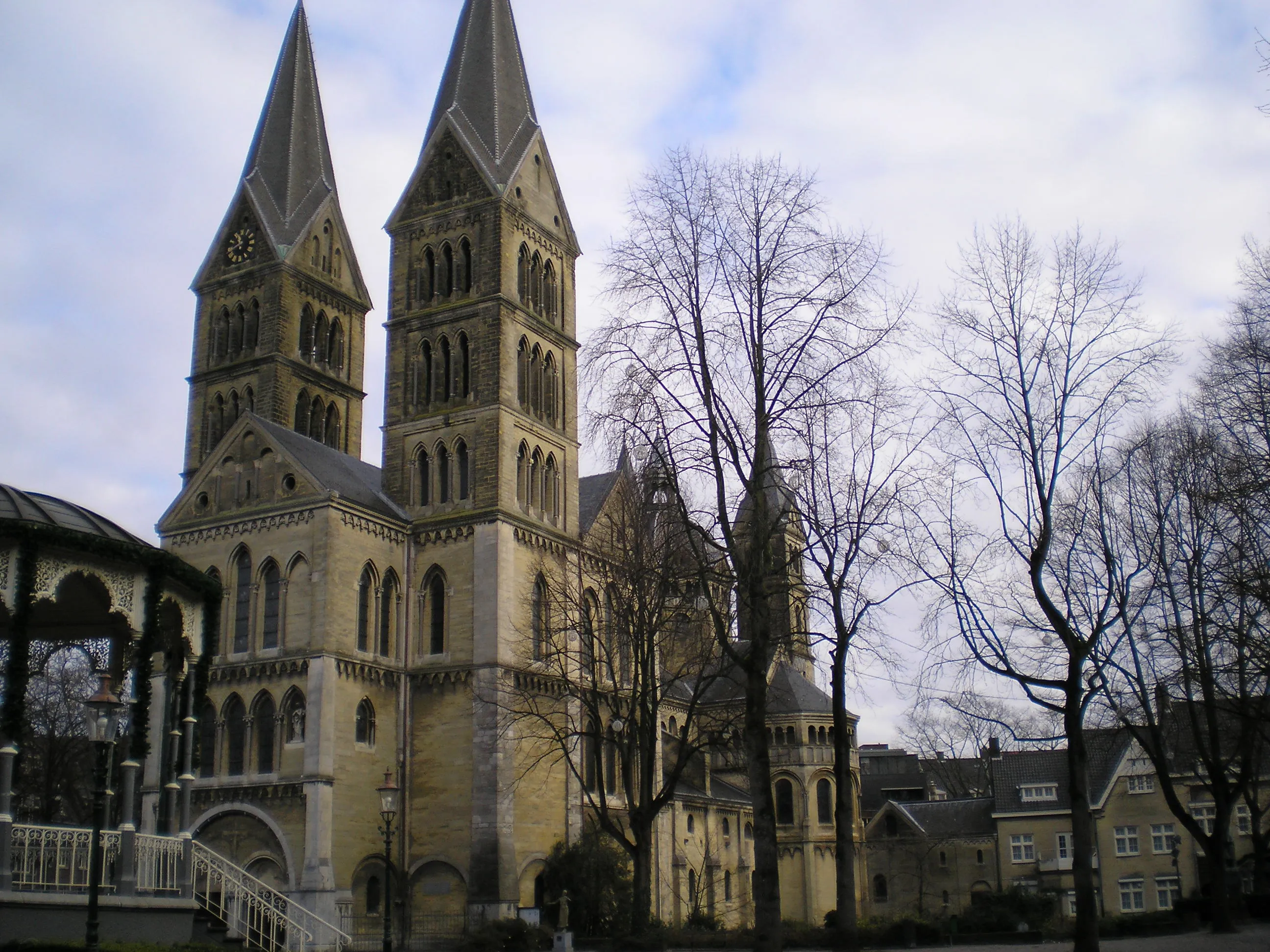 munsterkerk munsterplein roermond nederland 01