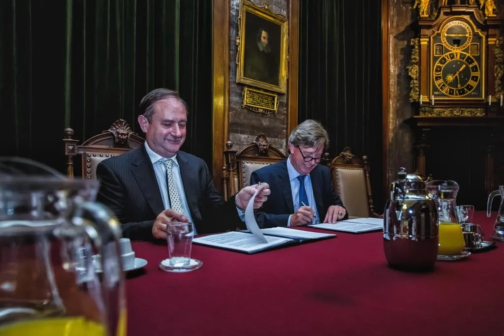 ondertekening contract hc 1