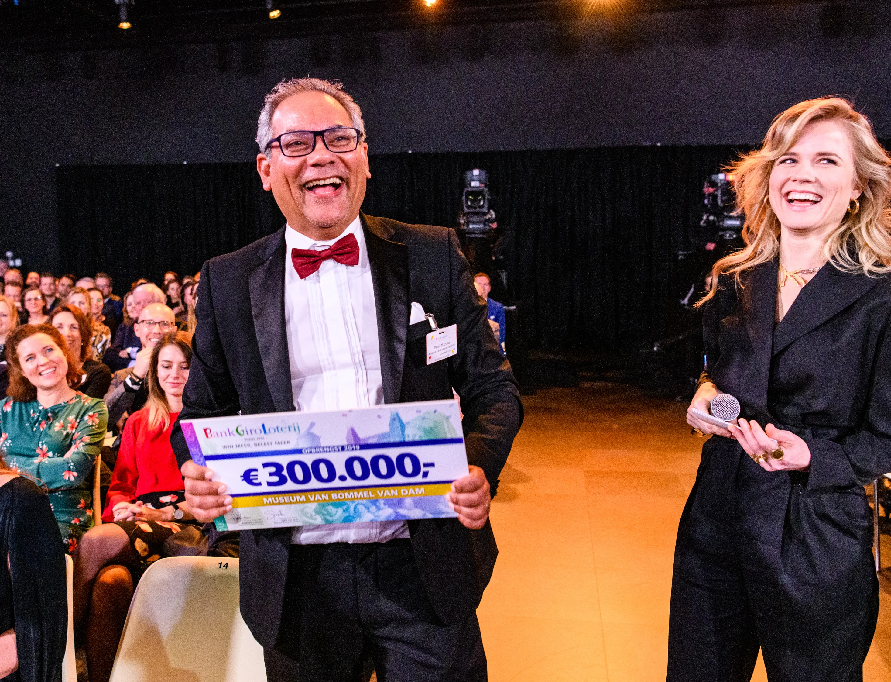 paulo martina neemt cheque in ontvangst voor museum van bommel van dam