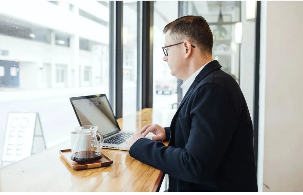 pexrels man met laptop