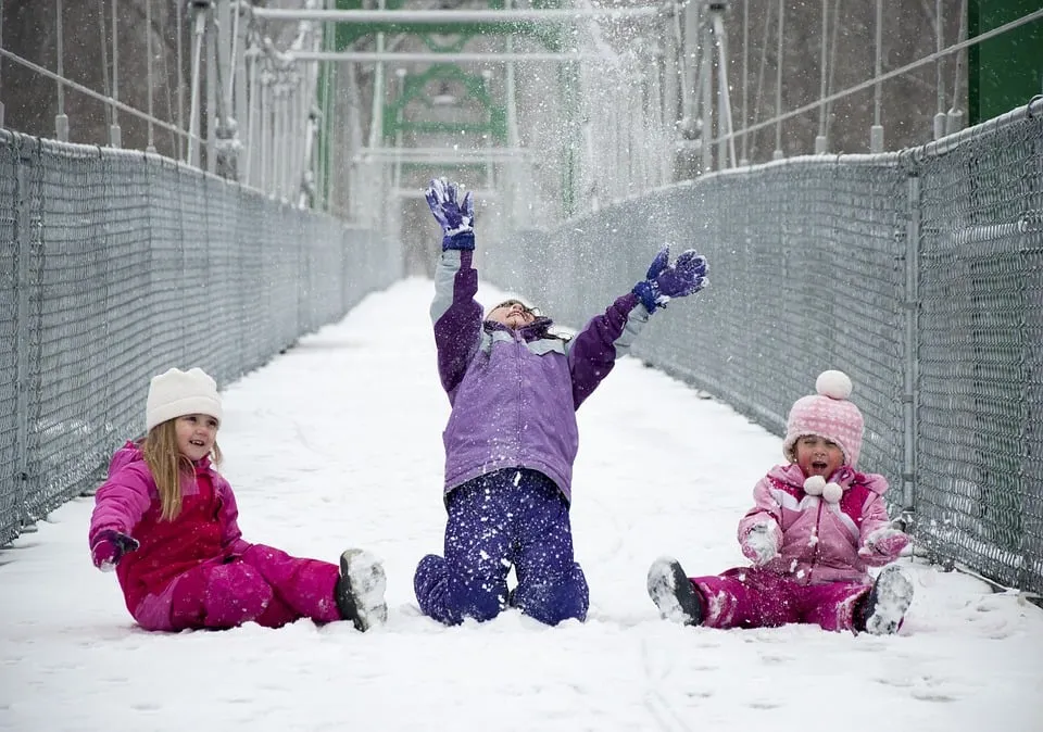 spelen in de sneeuw kinderen