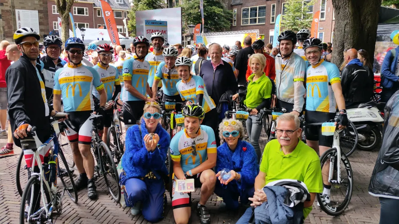 voor de homeride overhandiging naamplaatje zonheroes voor vernoeming kamer