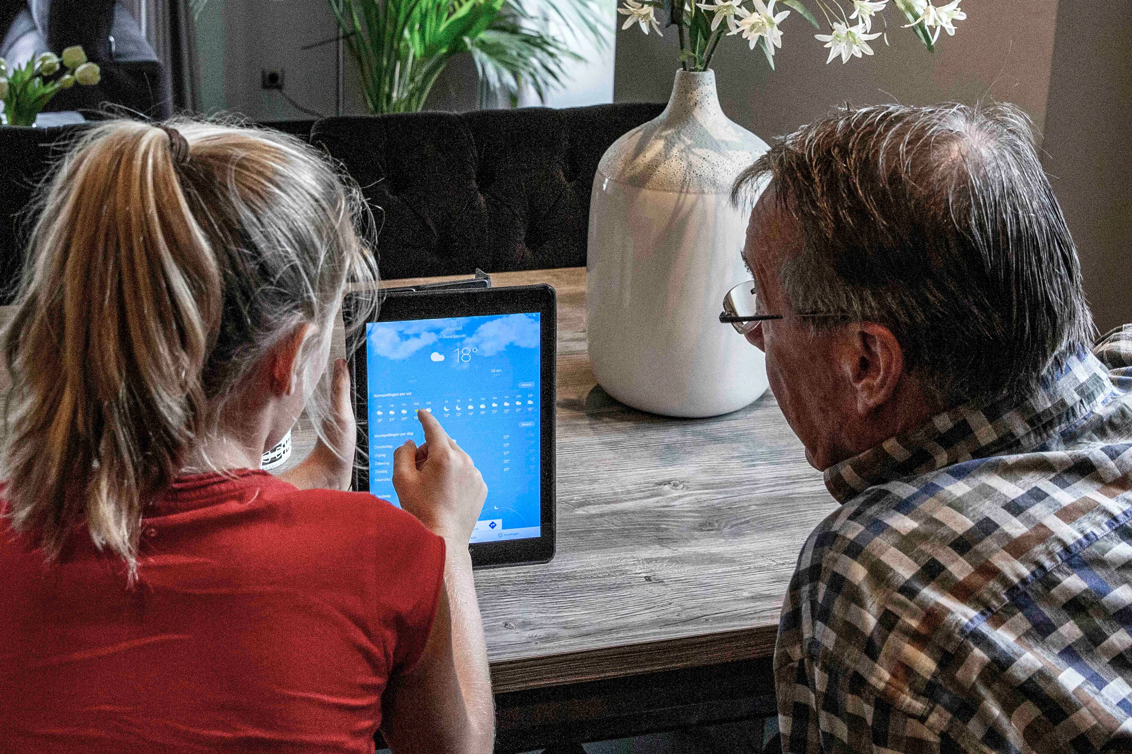 wacht niet op water help anderen