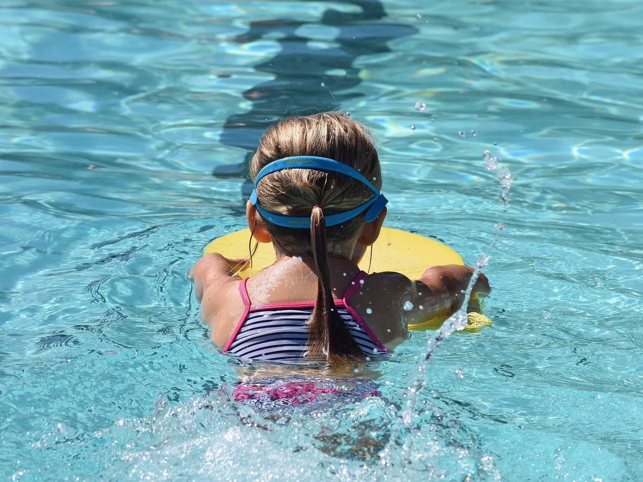 young swimmer g0faadbb26 1280