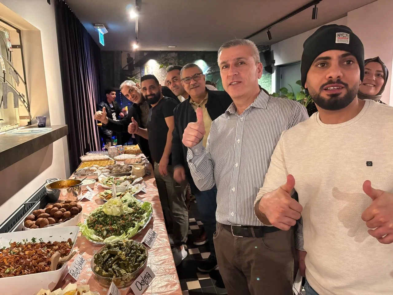 het zelfgemaakte eten presenteren