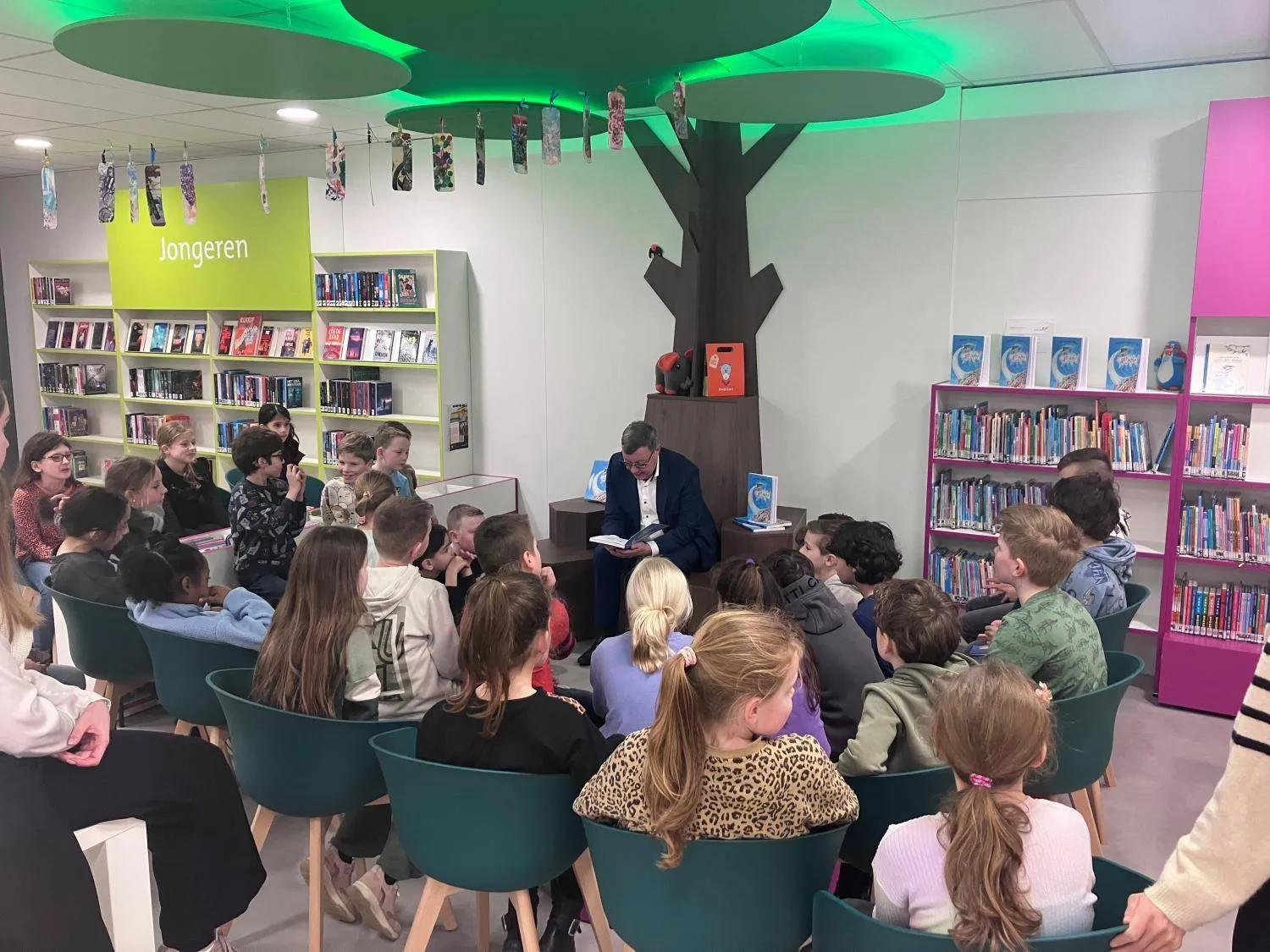 wethouder schatorje leest voor uit superjuffie aan groep 5 van basisschool de passepartout