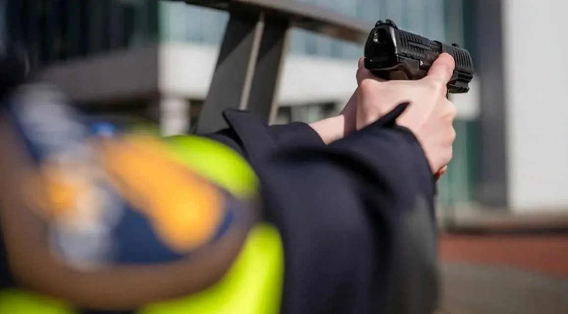 politie stockfoto wapen