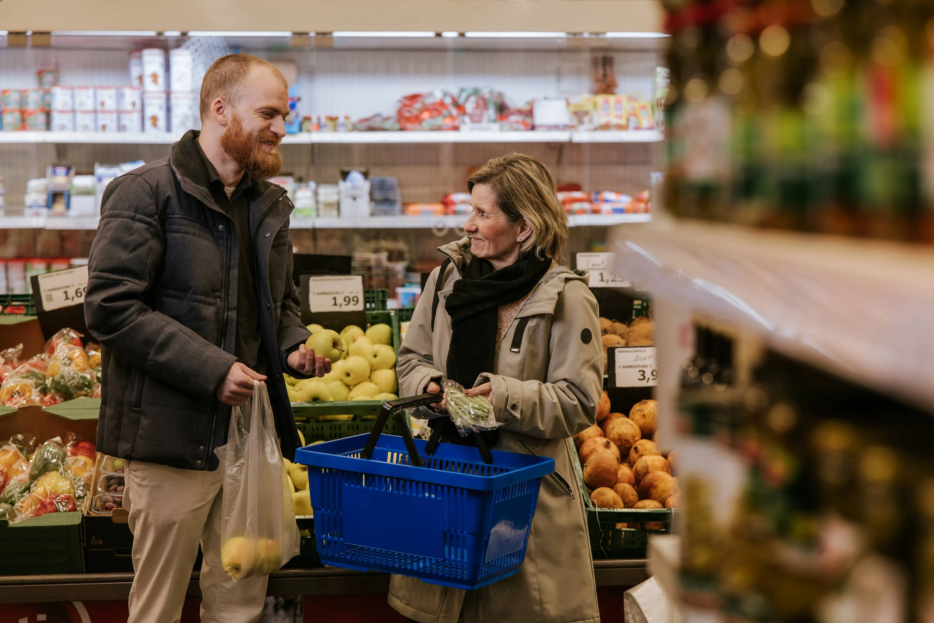 Bewoners halen samen fruit in de supermarkt