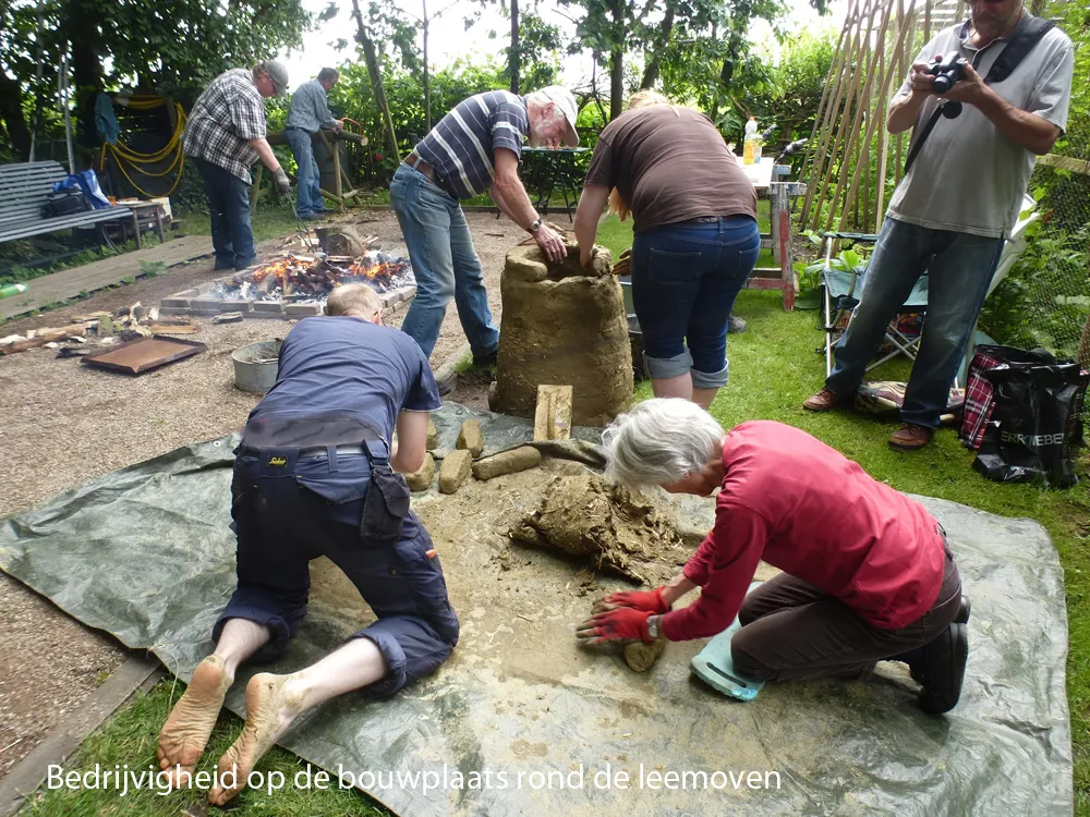 bedrijvigheid op de bouwplaats rondom de leemoven1