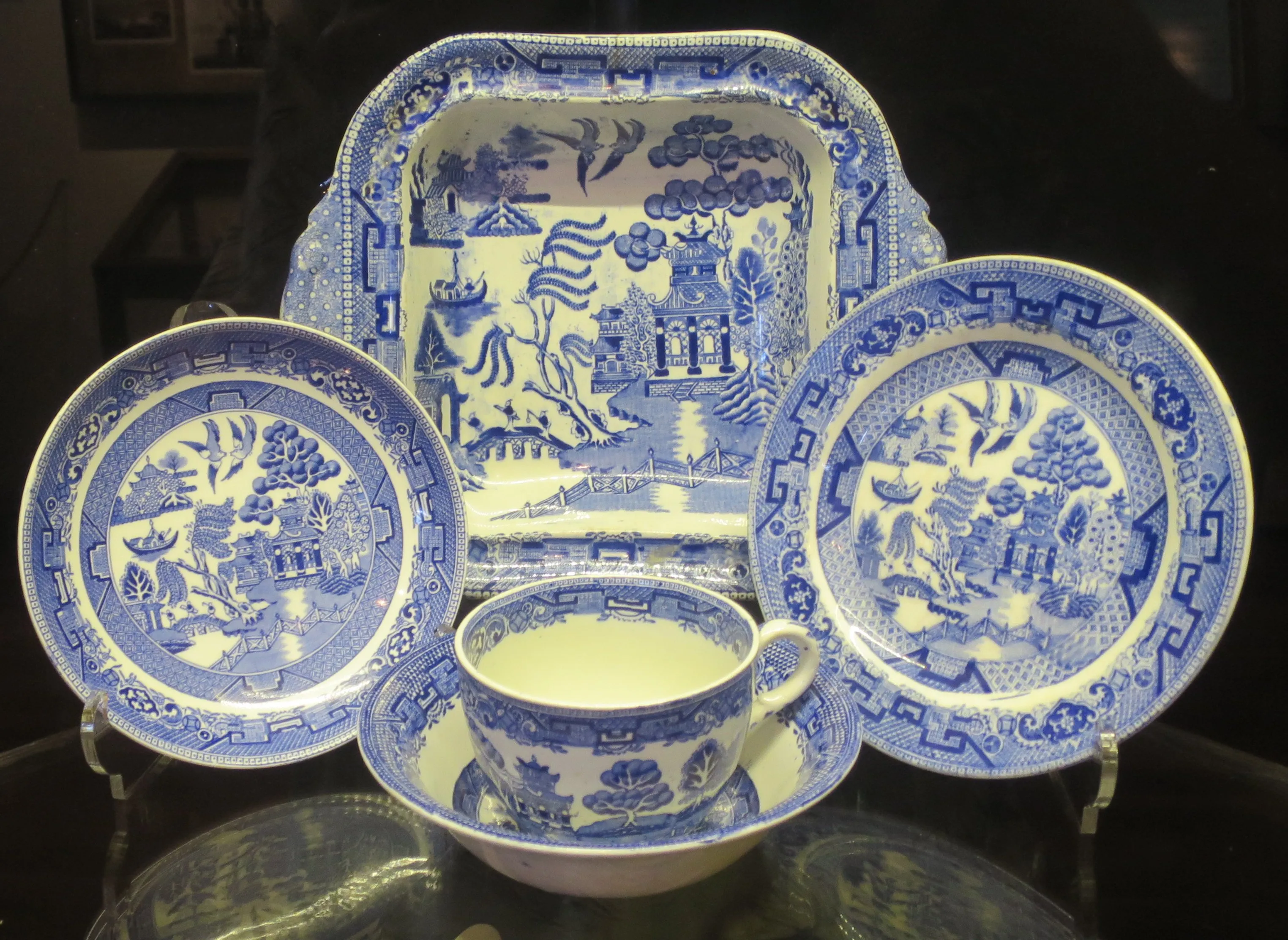 blue willow china c late 1800s lahaina heritage museum wmpearl wikimedia