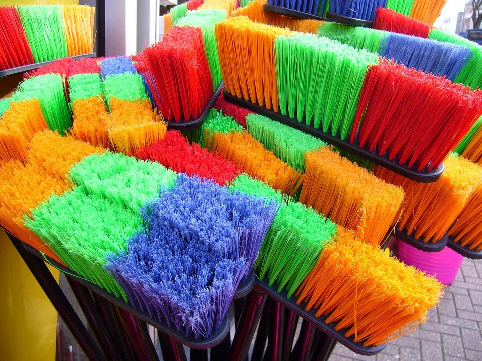 brooms 57256 960 720