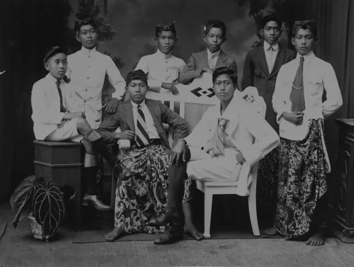 collectie tropenmuseum leerlingen van de school tot opleiding van indische artsen stovia doctor jawa tmnr 60047128