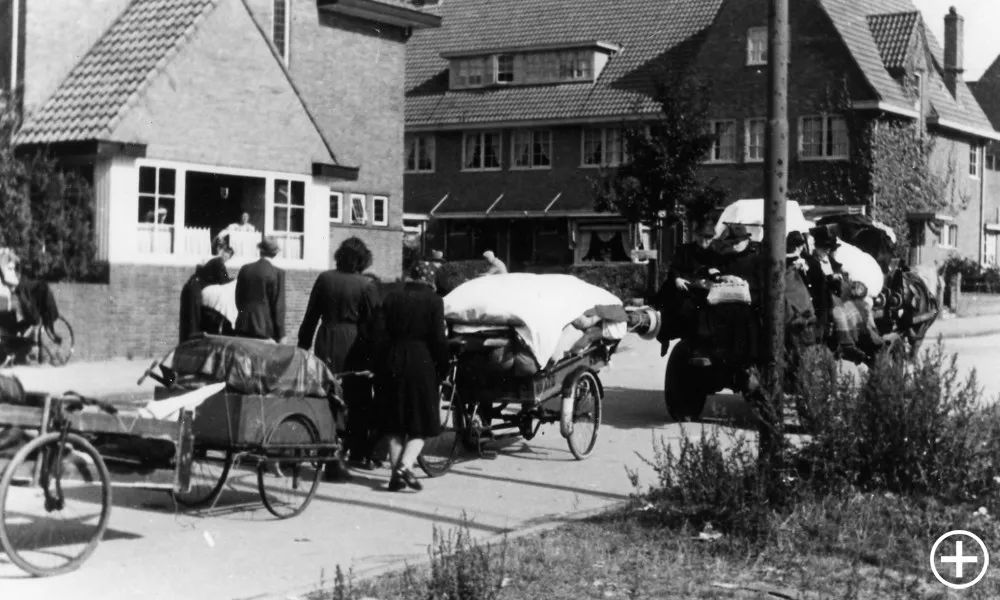 evacuerende burgers op de beethovenlaan in arnhem sept okt 1944 foto pj de booys gelders archief